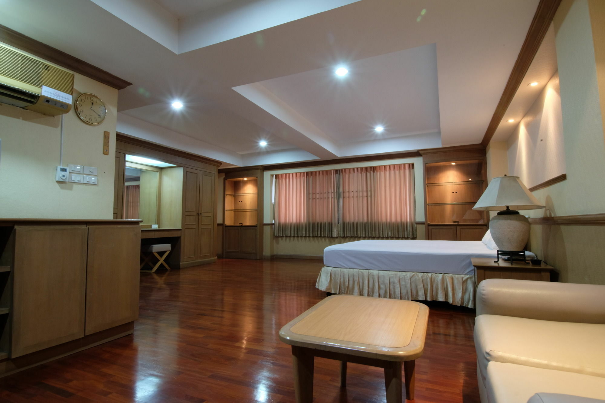 Alameda Suites Hotel Бангкок Екстер'єр фото